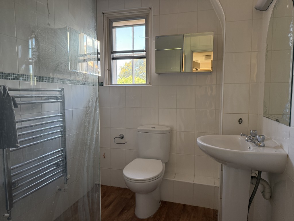 Lot: 192 - TWO-BEDROOM FLAT IN NEED OF IMPROVEMENT - Bathroom with tiled walls